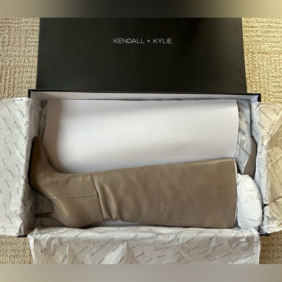 NIB Kendall + Kylie Calla Leather Slouch Boot in Taupe Leather - Size 8 - Picture 14 of 15